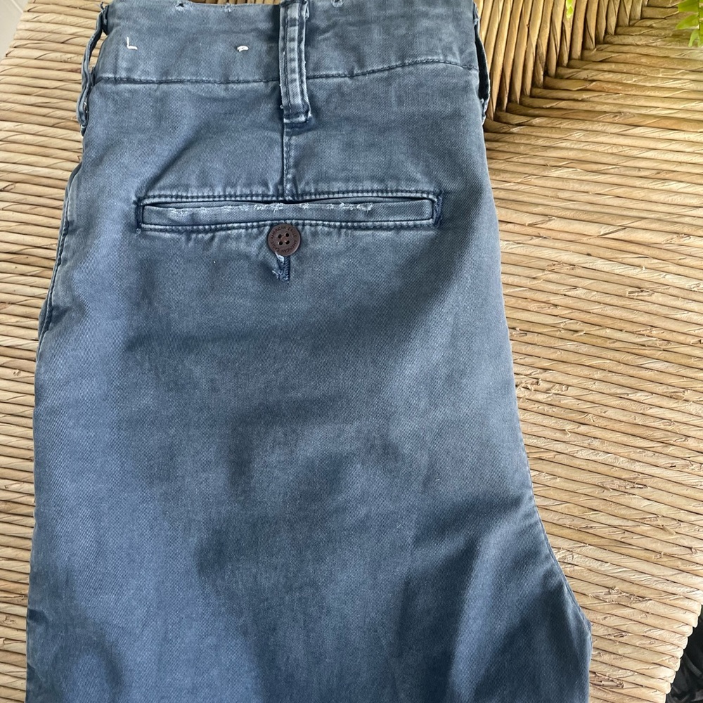 Men’s American Eagle Slim Flex Fit khaki’s.
